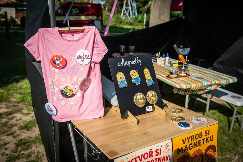 Stůl s výrobky z dětských dílen a workshopů na festivalu