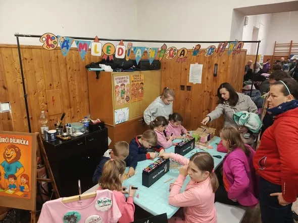 Děti se účastní tvořivého dílen, kde zdobí a malují různé předměty.