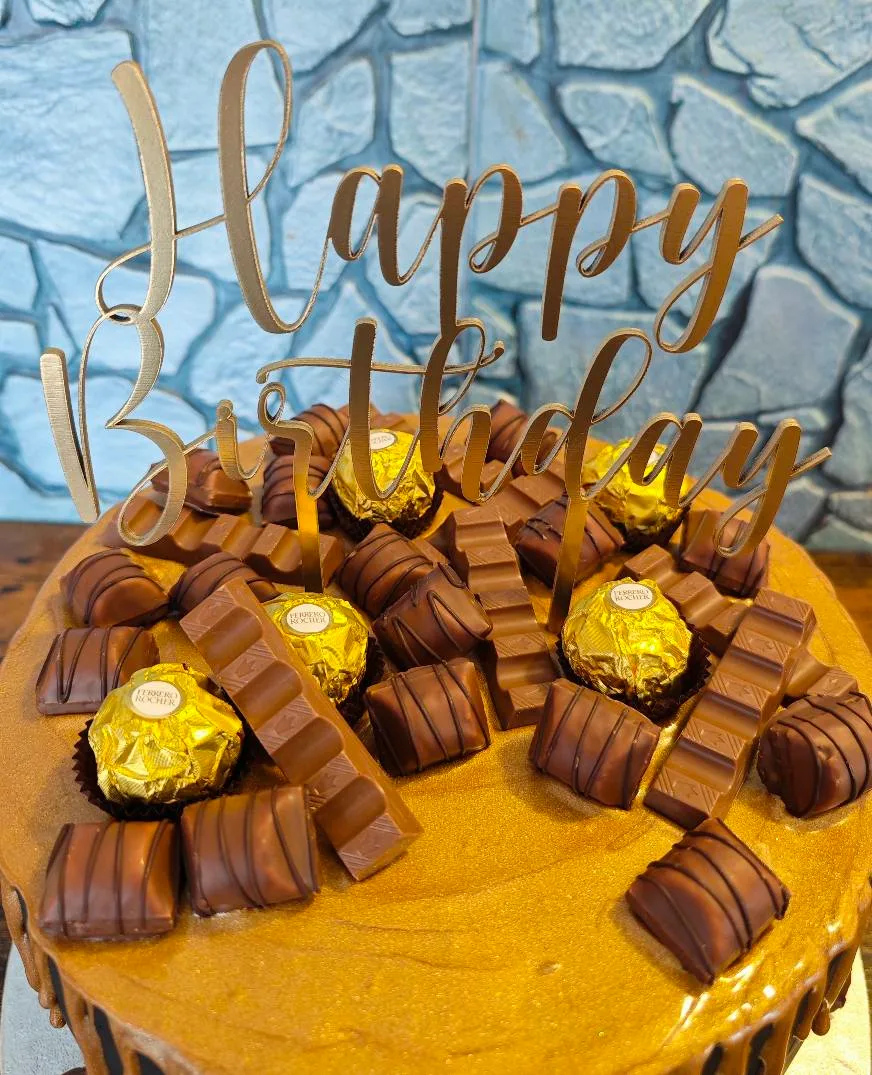 Zápichy do dortu Happy Birthday zdobené čokoládou a Ferrero Rocher