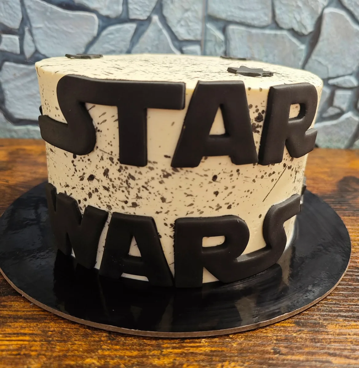 Nápisem Star Wars je vytvořen našim vykrajovátkem