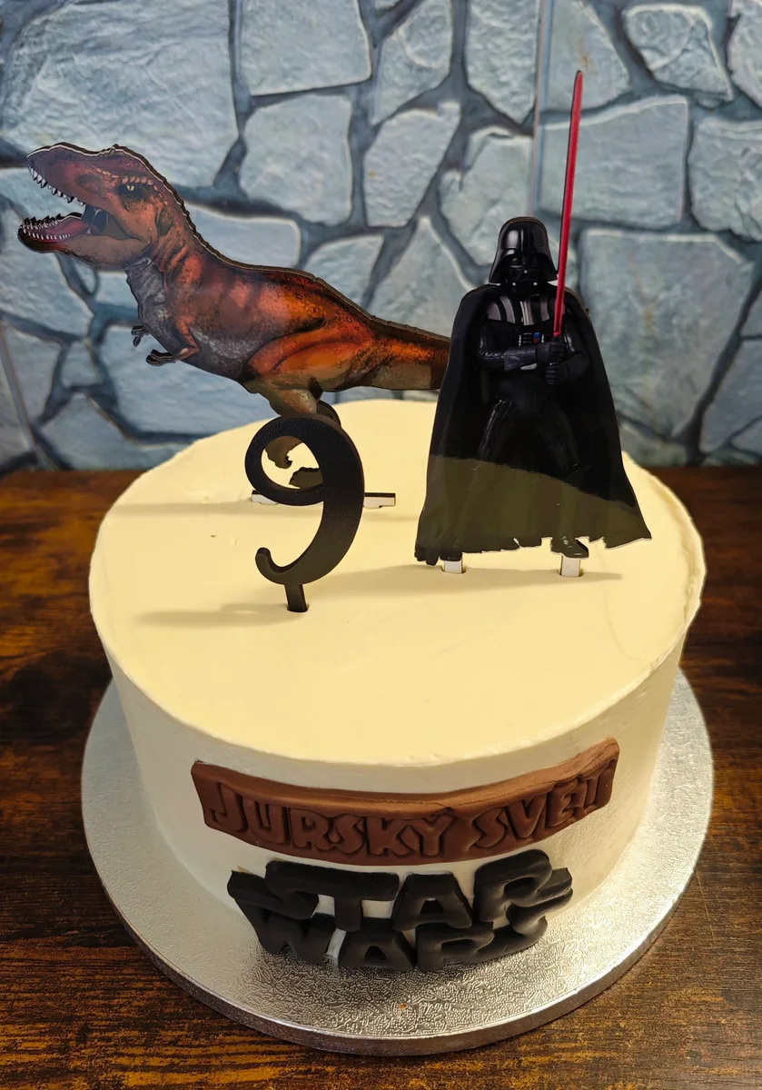 Zápichy do dortu s postavami Darth Vadora a T-Rexu z filmu Star Wars a Jurassic Park.