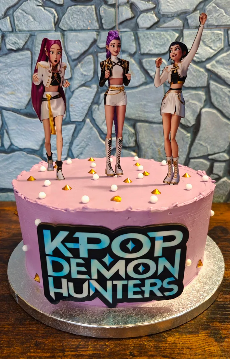 Tři figurky Kpop Demon Hunters jako zápichy do dortu