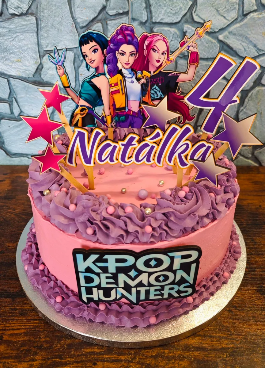 Zápichy do dortu s postavami z K-pop Demon Hunters na 4. narozeniny