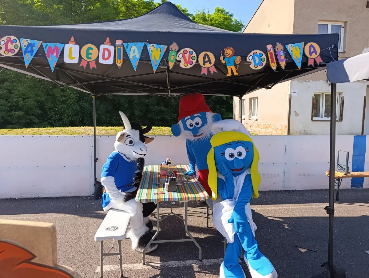 Tvořivé dílničky Camledian s kopidlenským kozlem a pohádkovými maskoty u tvořivého stánku.