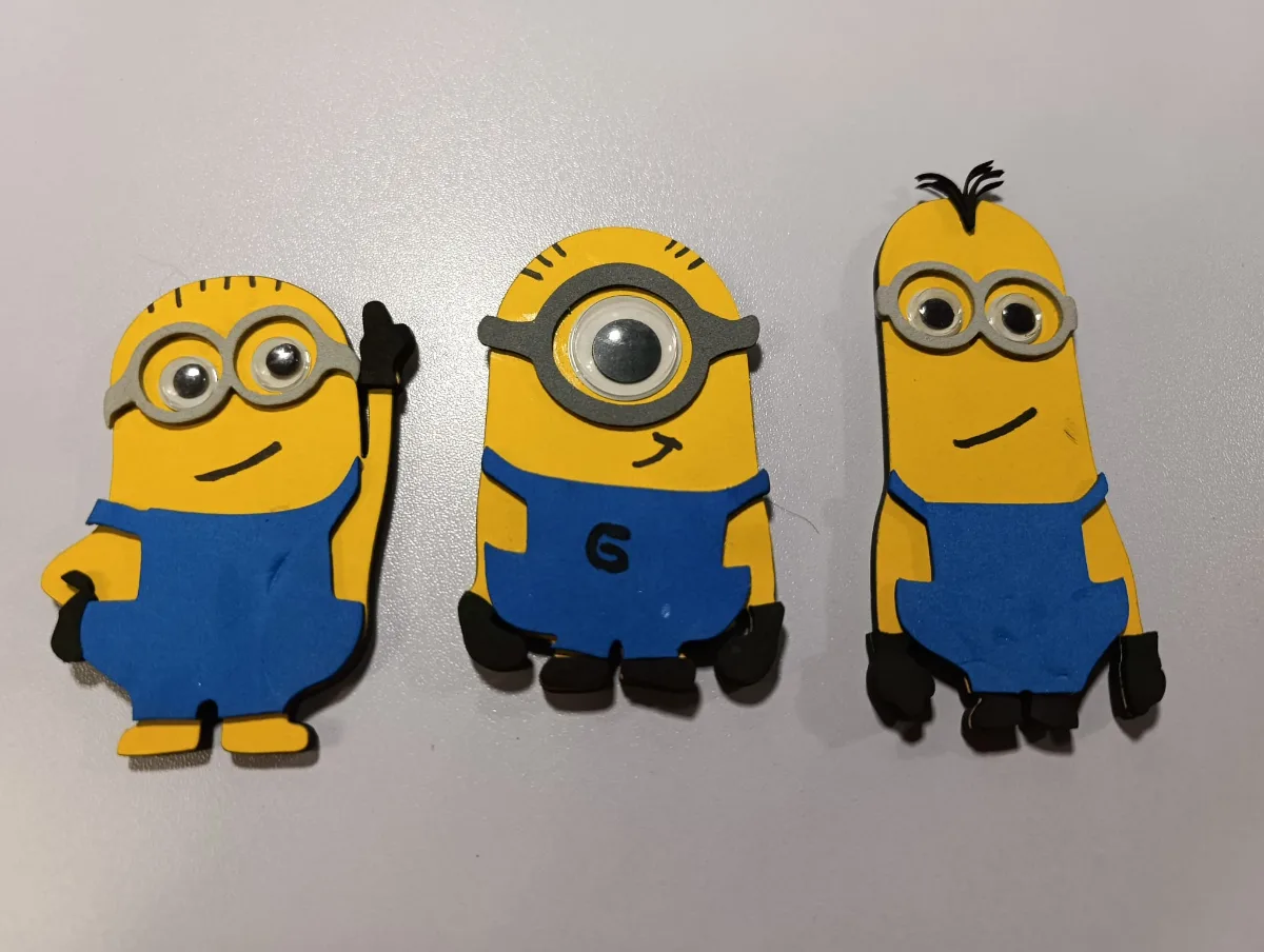 Tři dřevěné figurky Minionů s čísly 1, 2 a 3.