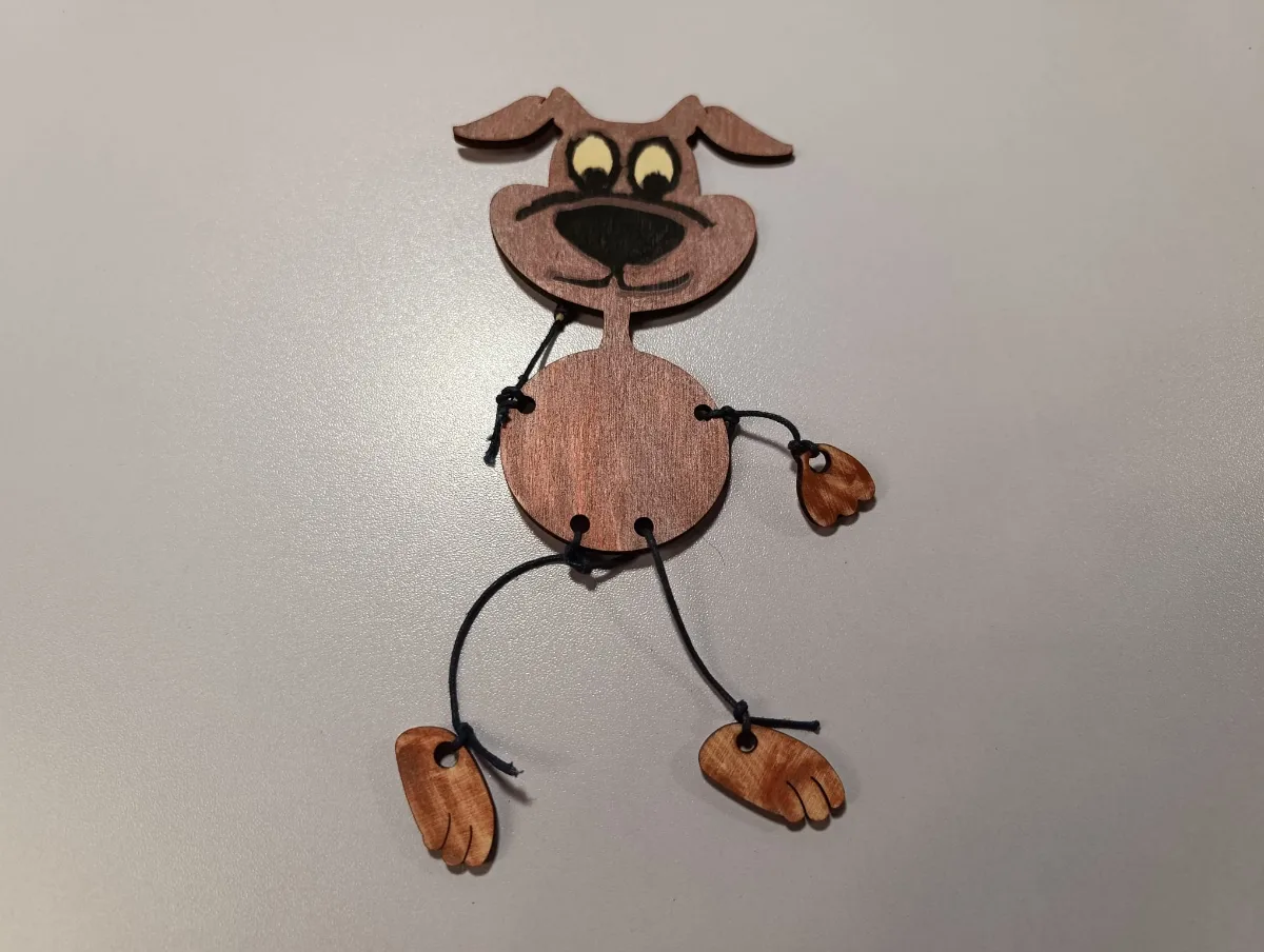 Dřevěná figurka psa, vyrobená dětmi v dílničkách.