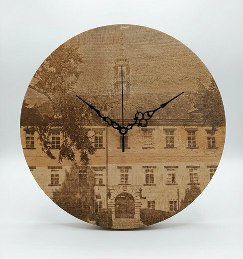 hodiny zamek na bilem.jpg