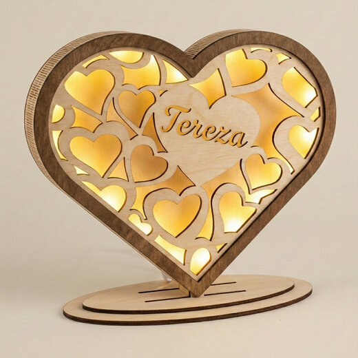 Dřevěná LED lampička ve tvaru srdce se jménem nebo vlastním textem