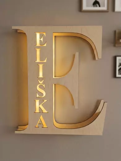 Personalizovaná dřevěná LED lampička ze březové překližky s písmenem a jménem na přání